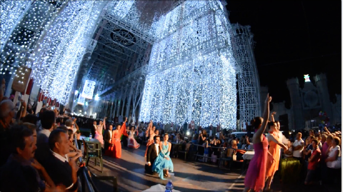 城堡灯光演奏的多瑙河璀璨之光