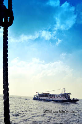 来往鼓浪屿与厦门本岛的船 摄影：叶邪邪小姐