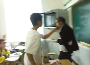 网上流传视频 学生课堂侮辱老师(组图)