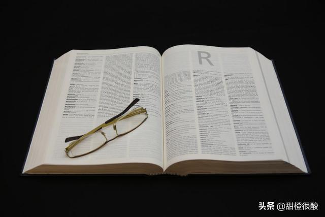 新华字典,到了高年级我们开始翻阅英汉词典,慢慢的我们开始使用辞海