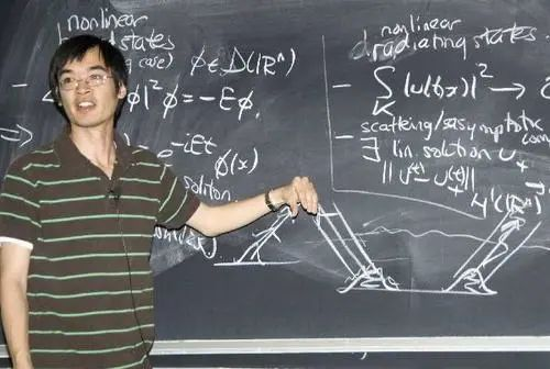 他拥有当今世界最高智商,从出生就一路开挂,然而,获得数学最高奖的他却说自己只是个热爱数学的普通人…插图1 他拥有当今世界最高智商,从出生就一路开挂,然而,获得数学最高奖的他却说自己只是个热爱数学的普通人...