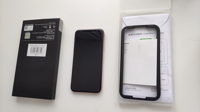 教你1分钟学会贴iPhone XS钢化膜.jpg