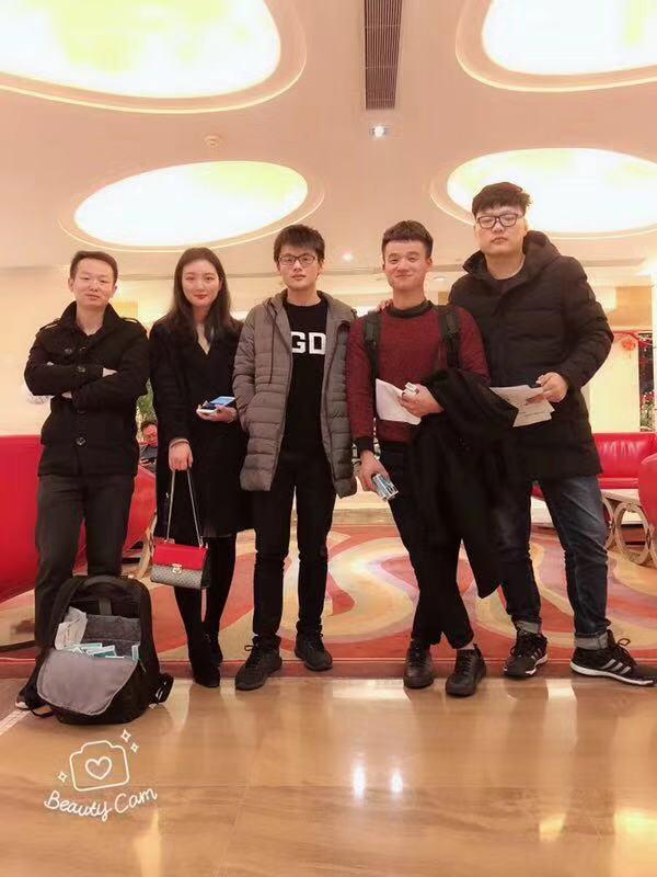 红色那个毛衣就是我