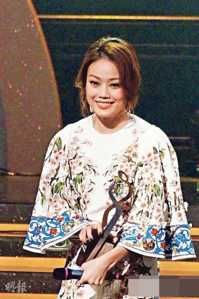 容祖儿因喉咙不适，前晚（3月1日）领奖还不能演唱，只好亲自领奖答谢歌迷。