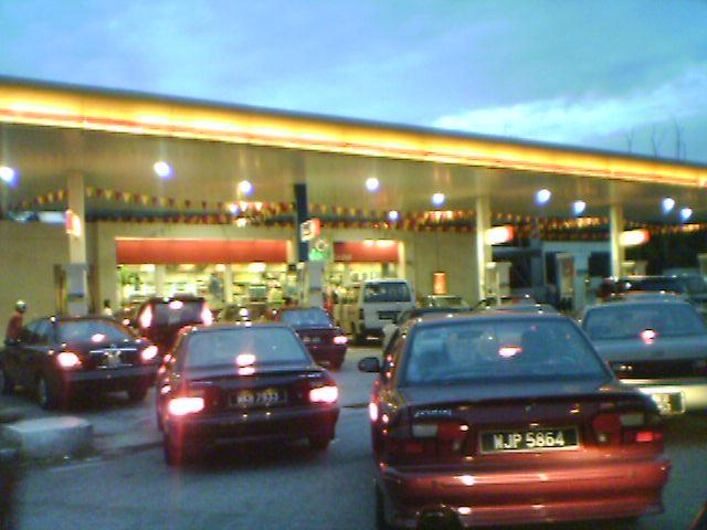 加油站車龍