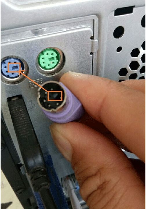 3,如果你的键盘不是圆形插头,而是usb插头,那么就可放心插入主机上任