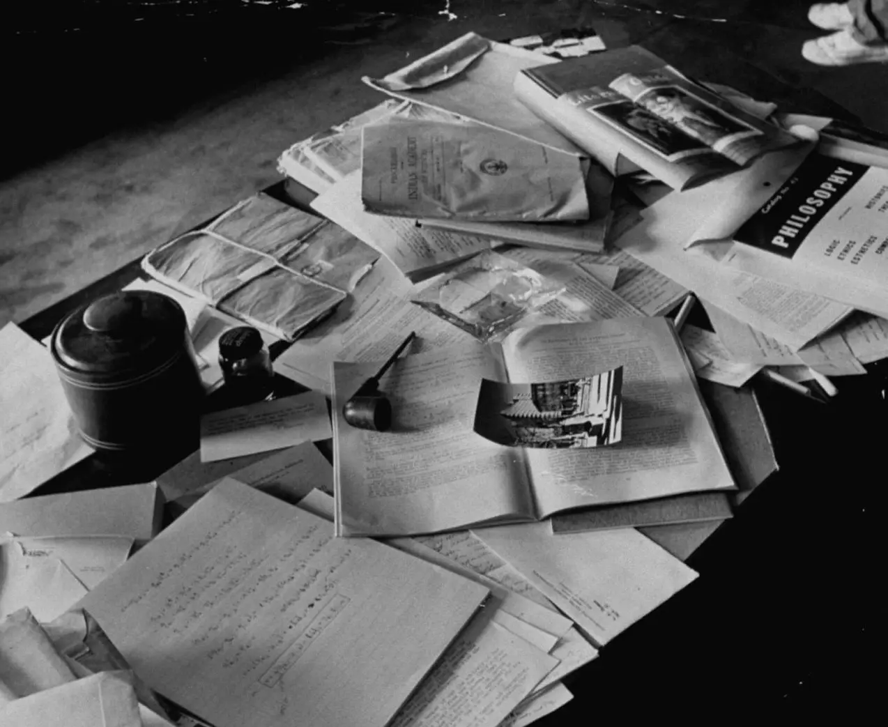 Einstein’s desk a few hours after his death. Source: LIFE Magazine