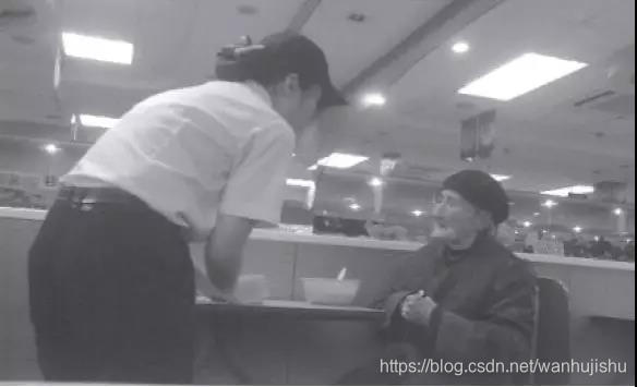 老奶奶没多余的钱买汤，服务员没法提供