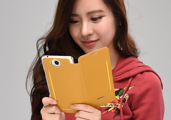 《InFocus M530 InCover》可當立架的經典雙色保護皮套