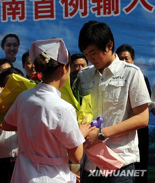 组图:山东甲型流感患者出院