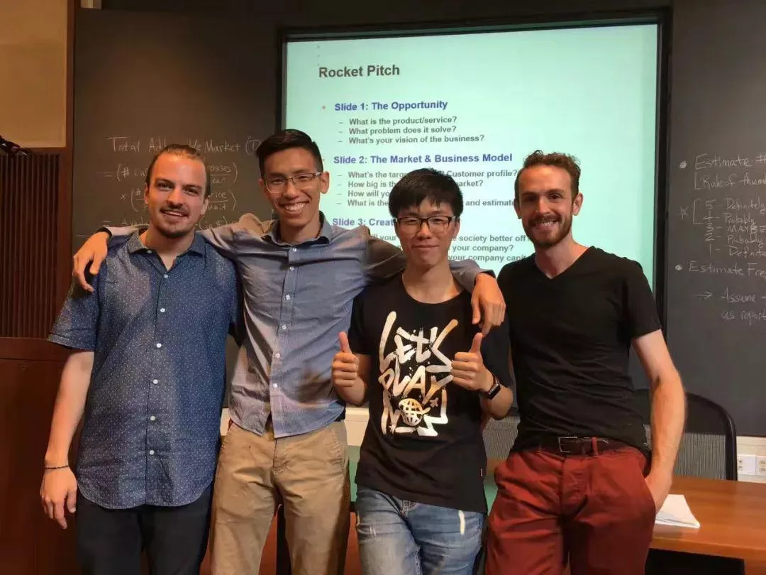 叶晴昊(右二)与美国同学