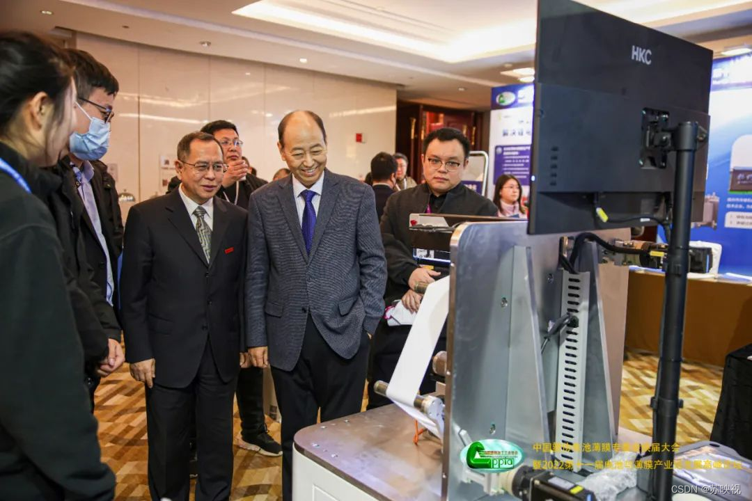 图:中国电池工业协会刘宝生理事长参观苏映视展位