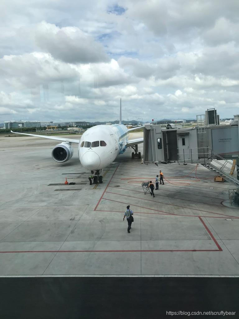 Airport Guangzhou, next flight to Wuhan, the airplane was approaching.