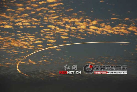 常宁市天堂湖上空出现不明飞行物划出的一道亮光。图/潇湘晨报滚动新闻通讯员 蒋俊峰 陆昕