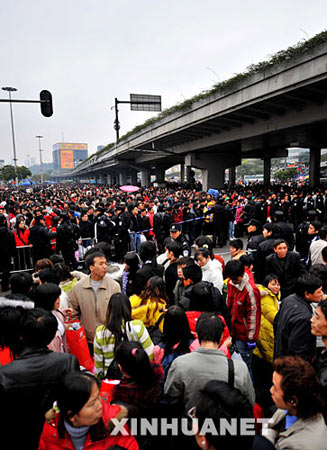 广州火车站17万人滞留铁道部全国调车支援