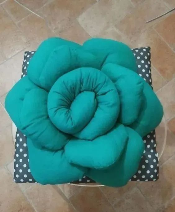 旧物手工机器人制作图片_宝妈用家里旧衣服制作的创意抱枕,用都用不完