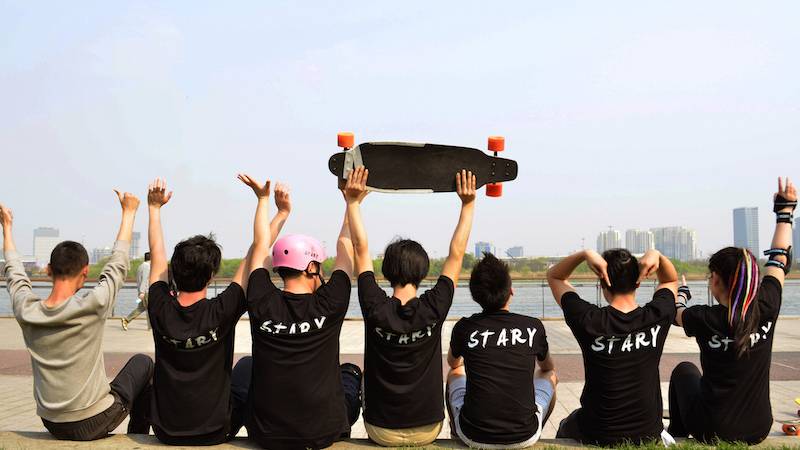 坏小子军团Stary造了一块电动滑板，想帮你用最低的代价去耍（zhuang）酷（bi）