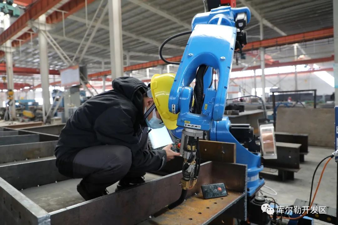 后副车架焊接机器人_焊接机器人   降成本增效能