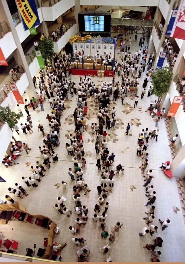 新加坡的 Windows 95 零点发布,图片来源:Reuters