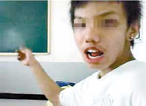 网上流传视频 学生课堂侮辱老师(组图)
