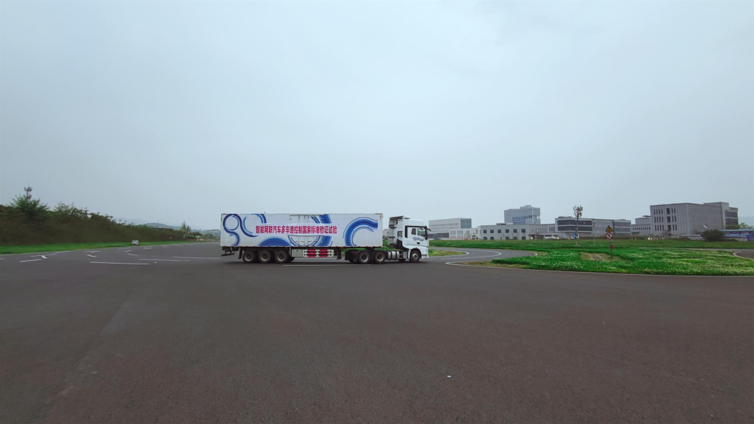 智加助解放完成“自动变道”国标验证,唯一量产自动驾驶重卡过考