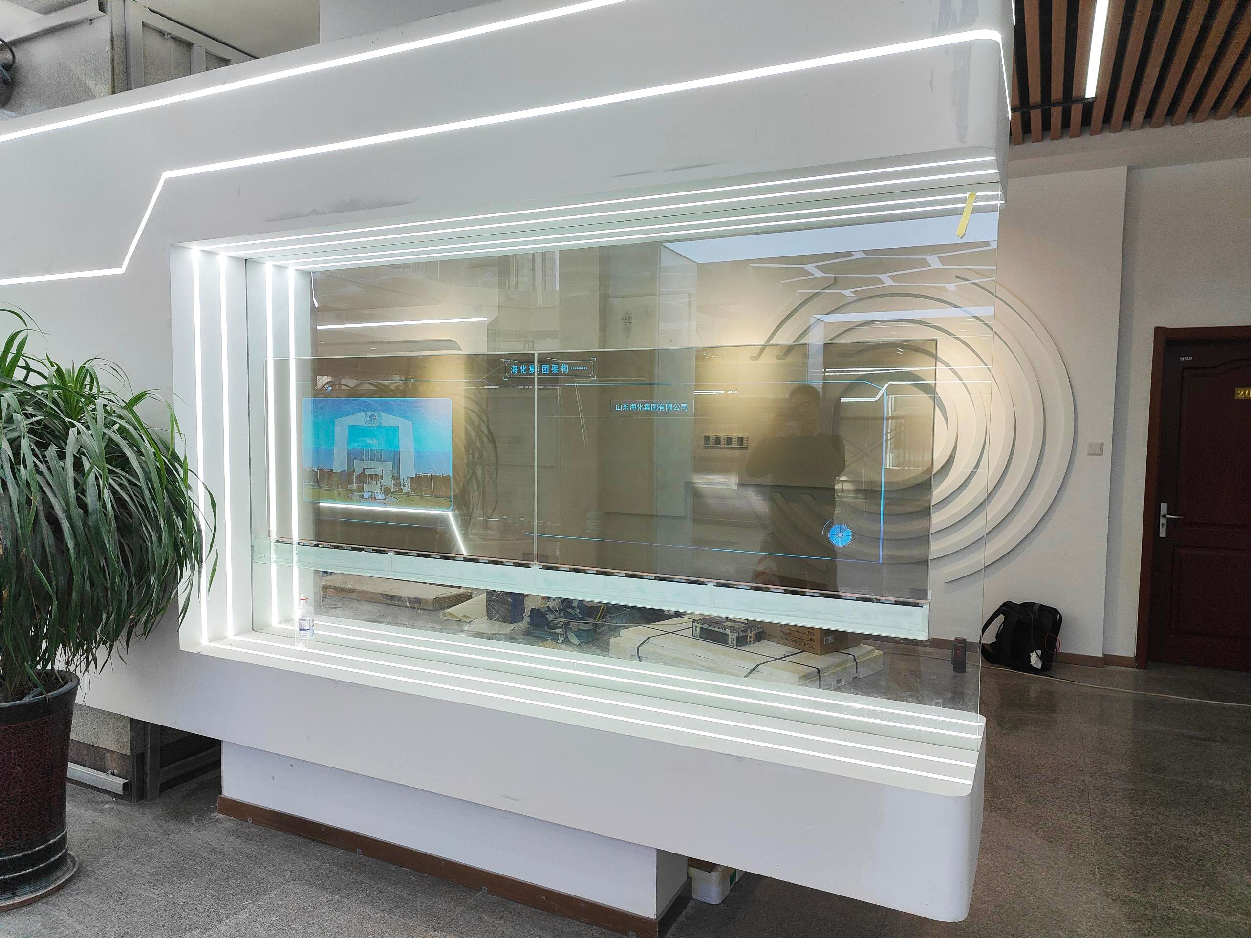 (透明屏厂家大"揭秘")橱窗透明屏的安装方法?