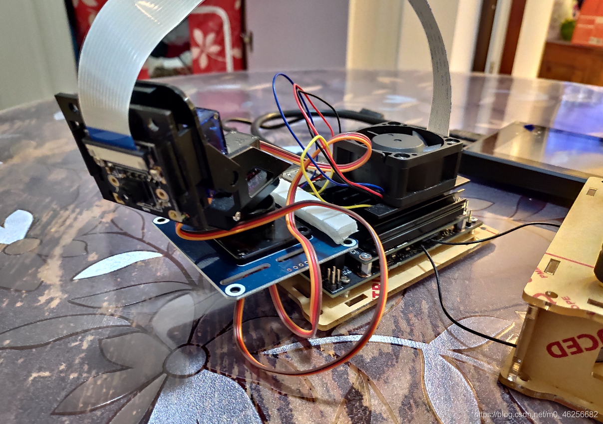 系统组成：nano、深蓝色板子是云台控制芯片、云台顶端是摄像头