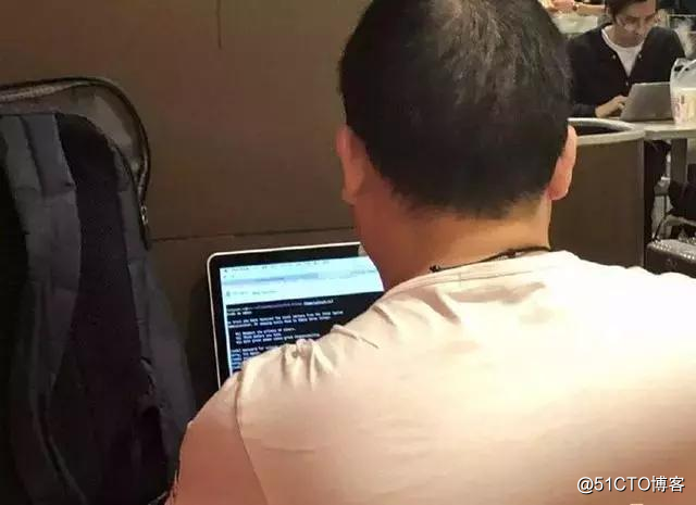 看发量就是一个优秀的程序员，程序员火车站候车室写代码画面曝光