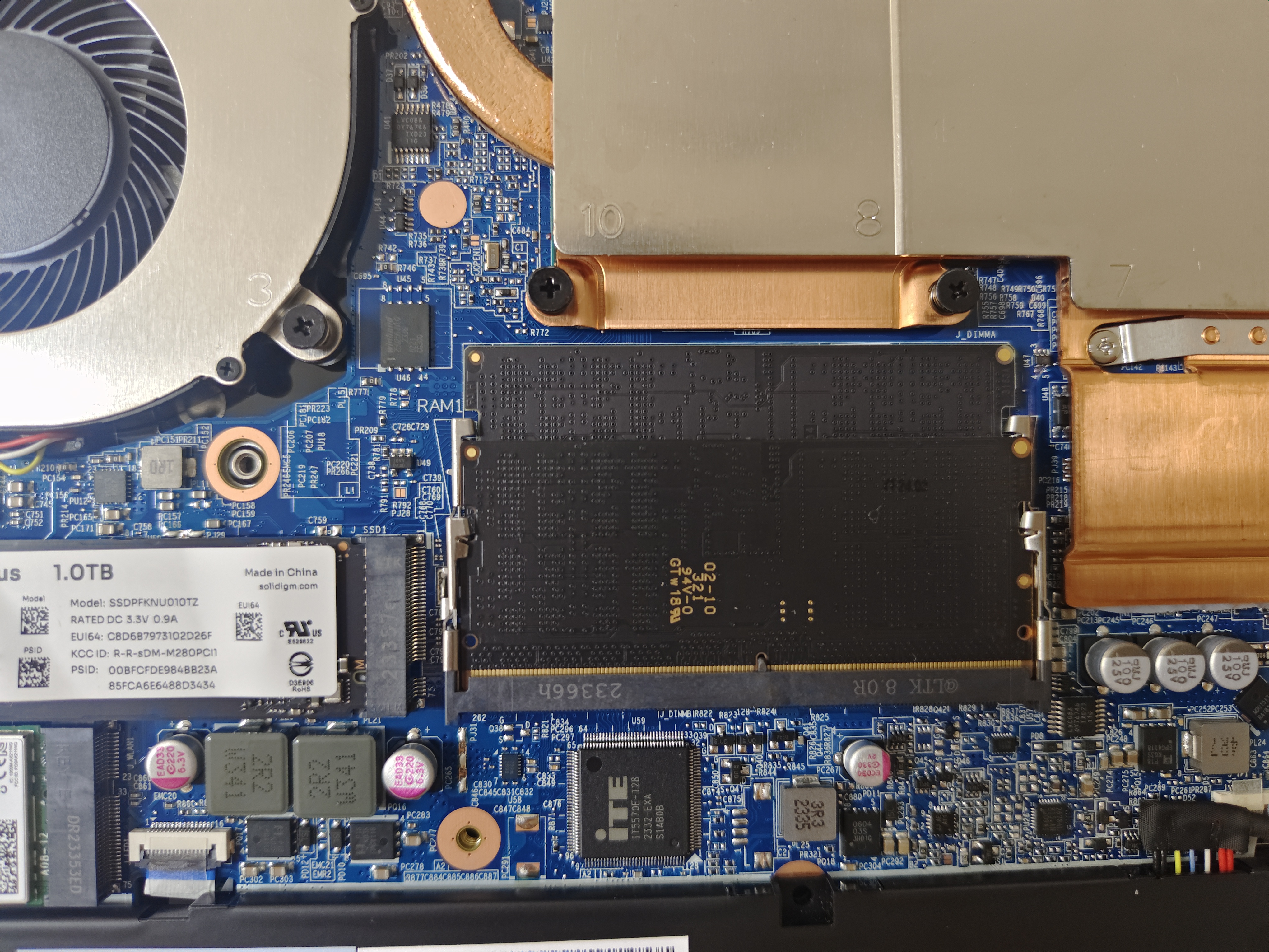 安装了2个SODIMM内存(DDR5)