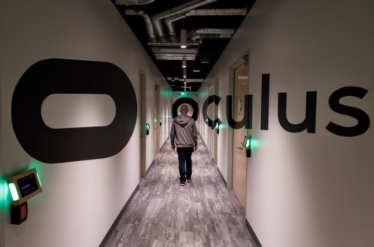 小扎在Facebook高调晒图，Oculus最新交互设备长这样