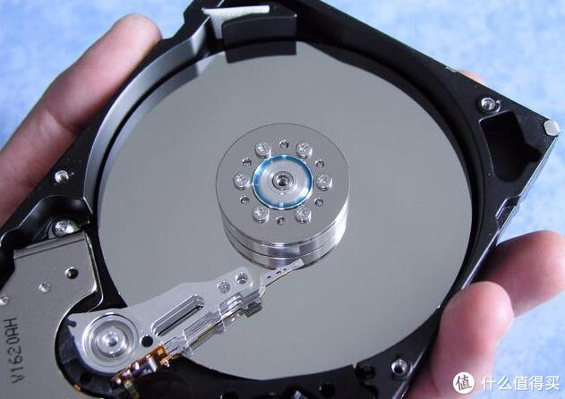 磁盘+磁头的HDD结构已经是几十岁的“高寿老人”了