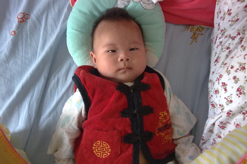 快帮我把衣服穿好，别找了 ，随便穿什么都行的啦！