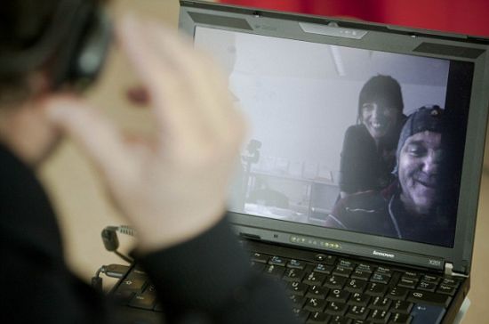 瑞士科学家通过这项试验，演示了部分瘫痪患者是如何利用大脑信号操控机器人的