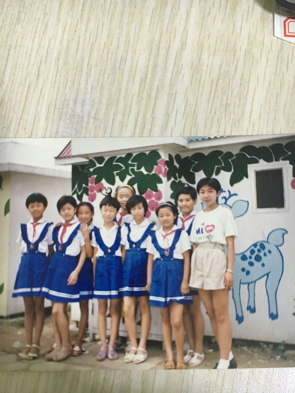 谢老师和女同学们的合影（三年级）