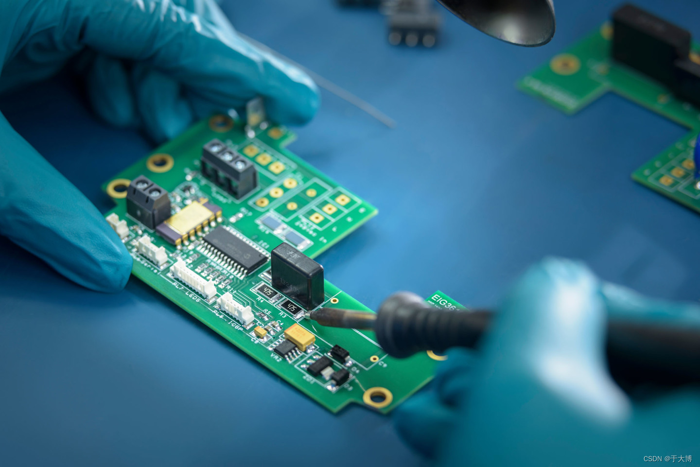 PCB拼板方式详解:V割、邮票孔与空心连接条-CSDN博客