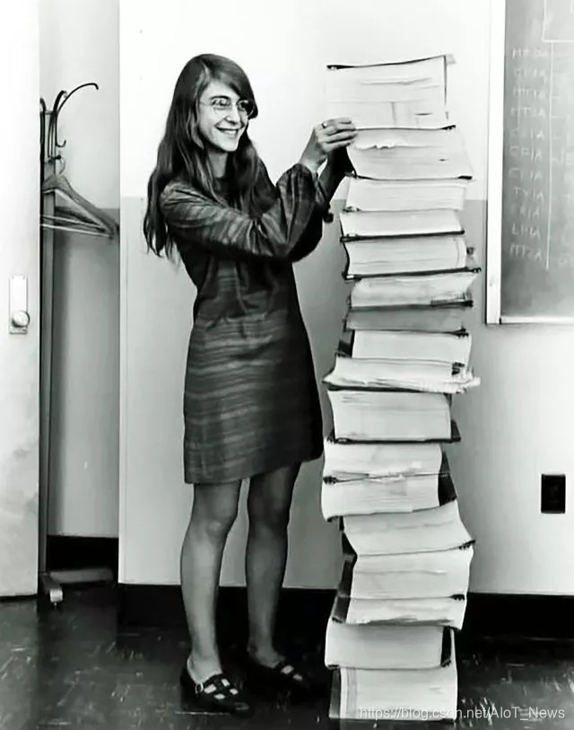 阿波罗登月计划软件工程主管Margaret Hamilton，及她身旁一大堆AGC代码文件