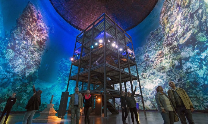 全景投影还原海底世界，不湿身近距离体验大堡礁