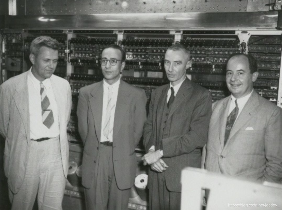 普林斯顿的Julian Bigelow,Herman Goldstine,Robert Oppenheimer和John von Neumann (CC BY-SA 3.0)