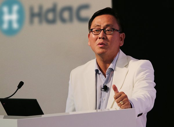 Hdac首席运营官John Sang-ug Bae在2018年物联网区块链峰会上发表主题演讲