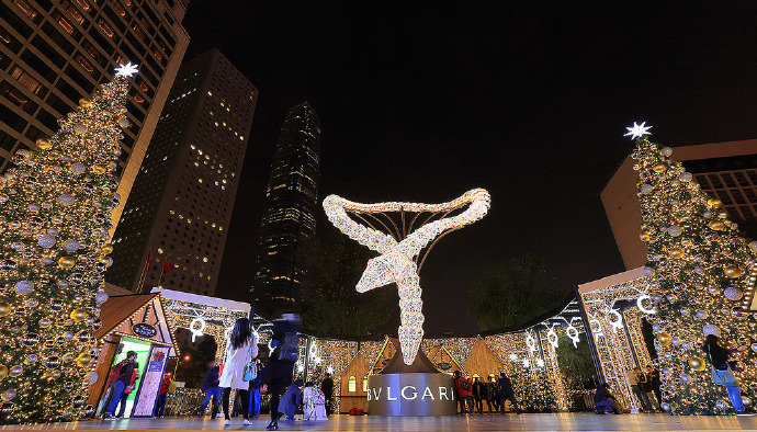 站在14米高钻戒下，体验人生的豪迈与霸气