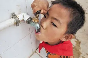 水龙头喝水
