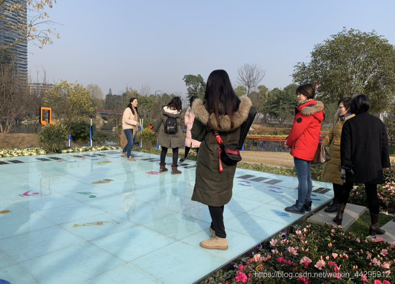 （新华社记者体验钢琴步道）