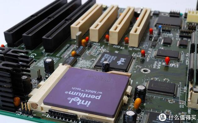 电脑主板的寿命其实也是不错的哦，足够撑到你换平台的