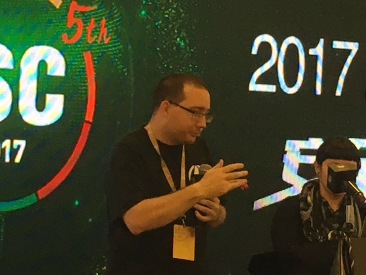今天，我与植入9块芯片的生物黑客碰了碰指尖，还看到12岁男孩与盘古大牛的火花碰撞