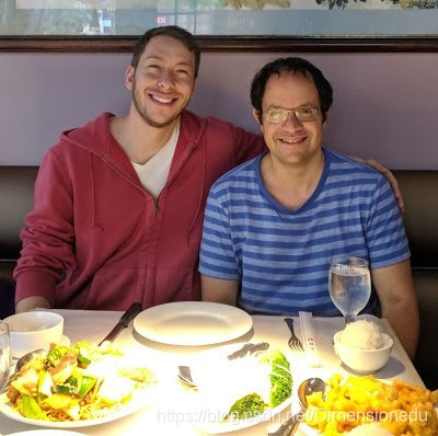 Google Duplex 团队负责人 Yaniv Leviathan 和 项目工程主管 Matan Kalma 在餐厅吃饭，这顿饭就是 Duplex 打电话为他们预订的。