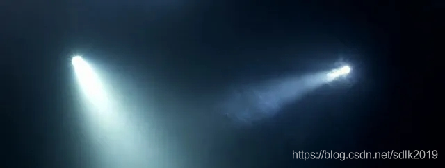 夜晚看到的电筒光束