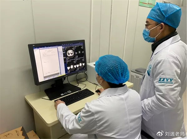 医护人员使用AI识别新冠肺炎病例CT影像