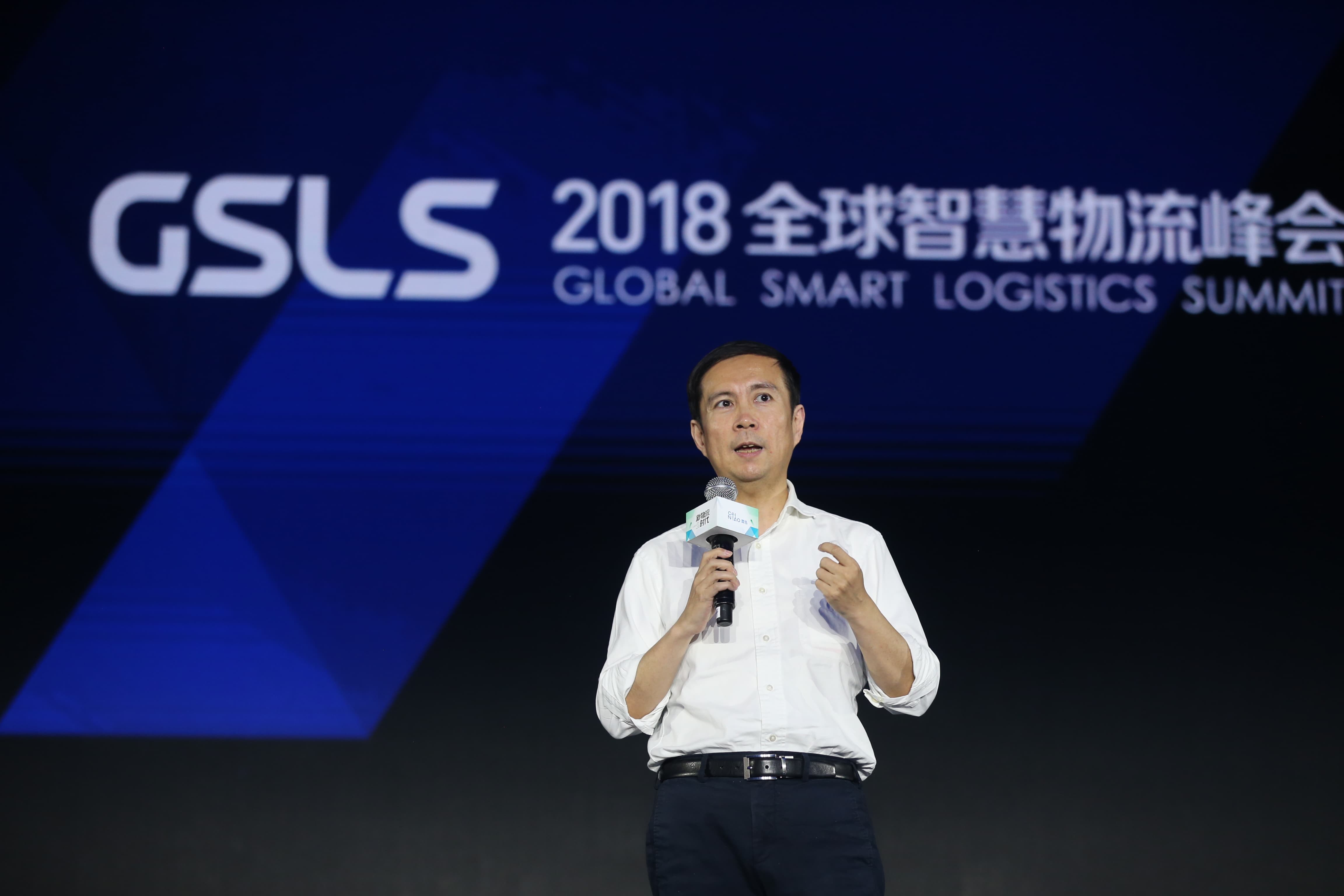 $【主持人】接下来有请阿里巴巴集团CEO，菜鸟董事长张勇先生做压轴演讲，欢迎张勇先生。$【张勇】（阿里巴巴集团首席执行官、菜鸟董事长）：各位来宾，大家好！$今天上午的菜鸟智慧物流峰会吸引了这么多来宾，再次欢迎大家到来，我坐在下面听很了久，我觉得非常有感慨。物流行业的发展，在过去的二十年，应该在中国取得了举世瞩目的成就，也带动了整个中国的很多相关产业的发展。同时，当然也是看到了整个物流行业的发展，是在整个中国商业与互联网以及数字技术充分融合，越来越紧密的拥抱大环境下，我们和菜鸟一起也看到和见证了过去二十年整个物流产业的大发展。$今天我想，峰会的主题叫新物流时代。前面从马老师开始，很多嘉宾都做了分享，接下来我从阿里巴巴以及菜鸟，包括我个人的看法跟大家再继续分享下。在座的各位，很多人都知道，见证阿里巴巴这么多年发展以来，我始终坚定相信，商业和互联网最终会充分融合，用数字技术、用互联网赋能商业，不断发生变革、不断发生化学反应，这样一个观点。在这样的过程当中，我跟大家展望下未来，从我的视角跟大家分享一下，我和我们团队已经看到的未来，看到新物流时代对我们意味着什么。今天上午当我们讲新物流时代的时候，会讲到很多的技术，特别像前面谷雪梅跟大家分享的新物流园区，会通过运用大量的新技术，新的设备的使用，变成一个数字化园区。前面很多嘉宾也讲到，在整个物流发展过程当中，我们在推进很多很多的新技术应用于物流运作，当物流拥抱技术以后，我们的整个物流运作变得更高效。$如今菜鸟网络一天能跑1.3亿个包裹，马老师有一个预见，按照目前一周10个亿包裹的量，那多长时间就会变成未来一天的包裹量。如果一天要跑10个亿包裹的时候，我们的新物流时代意味着什么？对菜鸟网络意味着什么。我们要畅想未来，当今天1个亿包裹量在未来变成一天10个亿包裹量的时候，这个包裹还是我们今天定义的包裹吗？包裹的产生过程、包裹的流转方式、包裹最后到达终端，最后一公里送达用户手里的过程，这个全程体验，会不会跟今天发生本质的变化。我个人大胆的判断，是会发生本质的变化。过去很多年，我们都在为未来这一变化到来而做准备，当我们回顾过去二十年发生的事情，包括这5年来菜鸟网络做得很多事情，和我们合作伙伴共同一起努力做的事情，其实在做一件事情，刚才万霖也提到，我的视角也大家做一些分享。我认为我们现在正在做的，已经过去的几年，我们推动全行业在做的，一个非常重要打基础的事情是什么？就是我们整个物流产业各要素的数字化。举个非常典型的例子， 五年前，我们创建菜鸟网络，我们做了一个非常重要的创新，跟我们合作伙伴一起，跟商家、跟所有快递公司一起，创造了电子面单。电子面单是什么？电子面单就是给每个包裹打上了一个身份证，打了一个身份证的编码，把一个包裹实物给数字化了。我们还在不断整个物流行业不断数字化，已经开始体现在很多物流服务各个环节当中。比如说我最近看一家公司，他就是把整个物流干线运输的车辆通过软件输入的方式，实现了运输车辆的数字化，使得每一辆车辆运行轨迹可实时被追踪、被分析、被交互，任何车、云和端之间可以交互。数字化在整个物流行业越来越广泛的发生。目前正在推进下一个数字化阶段是什么？是整个物流网络开始推进终端物流网络的数字化。终端网络是什么？对快递行业来讲，就是每一位小件员，我们今天已经推进完成了一部分数字化，一位小件员全部行为的数字化还在推进之中。$所以展望未来，我觉得新物流首先要做到的一点，就是物流整个产业所有构成要素，都在大范围发生数字化，而这个数字化推进的方式是用IOT。IOT到来，给我们推进数字化带来了很多的可能性，就像刚才我们展示的未来园区。这个园区里面所有构成要素都被数字化了。刚才我跟中通赖总私下聊，对快递行业来讲，过去十几年，我们已经全面实现了物流分拨中心以及分拨线的数字化，实现了自动化，使得分拨效率大范围提升。但是在分拨台以及物流园区以内，还有大量环节没有被实现数字化。如果我们能把这些环节数字化，我们对车辆、人、货的调度，凭借我们在分拨线已经完成数字化的积累，最终能够推动整个分拨中心运作发生巨大变化。$所以当我们展望未来这个新物流的时候，我个人第一个观点，我认为新物流首先是继续要完成物流产业所有商业要素的数字化。但是数字化绝对不是新物流，而是新物流的基础。新物流是什么？我还是喜欢讲我最喜欢讲的词，就是重构。当我们提新零售的时候，我们说的是基于大数据驱动的人、货、场的重构。我想对于整个物流产业来讲，今天当所有物流要素被充分数字化以后，我们就有可能性对部分局部乃至全局物流要素进行重构，这个重构正在菜鸟网络推进过程中潜移默化的发生。$还是回到中国整个快递行业来看，包括四通一达等生态合作伙伴，包括阿里巴巴，我们一起见证了整个中国电子商务的从0开始到小规模，再到今天如此规模。最近几年我一直在想这个问题，我也跟很多人讲过这个问题，很多物流一把手也讲这个问题，我说为什么我们这些包裹要每天坐着飞机，乘着卡车，在全国各地，未来在全球各地，以包裹的形态这么来回乱跑。当所有包裹的产生源头就是货主，当我们共同面对就是客户，当商家把整个商业数字化之后，他的整个经营方式也都在发生剧变的时候，我们怎么判断未来货产生的方式。过去的十几年，我们看到的是，就像以前谈传统电子商务一样，把它分成两个世界，一个世界是原来的生产、批发、分销、零售、实体店的方式。另一个方式是线上产生了一张互联网，以阿里巴巴为代表，通过网上产生了货品的交易，最终产生了货的流转。但是今天，从我的视角看出去，在2018年今天，我们所有客户都不再止是把互联网和数字技术看成多了一个销售通道，而是把互联网和数字技术看成他的整个生意、整个业务完成数字化转型的基础。$在此基础上，我们在两年前就大胆地提出了新零售，提出了五新战略，这就是在这样一个大背景下产生的。这一趋势方兴未艾，当越来越多客户不分线上线下，越来越多的客户在考虑他原来存量B2B渠道关系，B2B供应链关系，B2B物理资源，物流设施、人员，怎么跟面向互联网，能够进行全方位融合，这个是今天我们可以看到供应链上游正在发生的巨大变化。这也是我们认为今天正在孕育新制造的雏形。所谓新制造，我想最终一定会走向全面以大数据驱动消费者深刻洞察的实时、敏捷、柔性的供应链反应，最终来满足消费者多样化、高速变化的需求。在这个中间，物流供应链服务扮演着不可或缺的角色，而这个不可或缺的角色扮演和服务到位，必须顺应于我们客户需求，我们时代正在发生的变化。之所以我们称为新物流，最核心是在数字化的基础上，必须完成物流要素完整的重构。也许越来越多的商品不是以一个包装盒的方式送到消费者手里。今天当我们谈从1亿只包裹到10亿只包裹的时候，我特别喜欢用包裹这个词来讨论，跟马老师也探讨很多次，我说我大胆预言，“包裹”这个词会被重新定义。当我们今天在谈环保、绿色这些问题的时候，我们谈的还是一个物理材质的变化。这个材质，我们原来用的纸箱，那我们能不能用环保材料，包括包裹胶带能不能换一种材质的胶带或者少用，我们一直都在想。我们未来大胆畅想一下，在新物流下，我们是否还要用胶带呢？我的判断是不需要用了。只要行业被充分重构，包装材料也会被大幅度的节省，完全可以去掉不必要的重复包装，因为流转环节带来的重复包装都可以减少。$因此，我们原来看到所看到的问题，我们必须要用重构这种让行业产生新的化学反应的方式去彻底解决。我们就能推动整个物流业自然而然从根本上解决环保的问题，绿色的问题，这是我看到未来变化，我也非常坚定看到这一未来变化会到来。$在这个过程当中，这样的变化还在大量发生着。我特别想说的是，对于新物流的发展，从产业链的角度来讲，我想讲的是，我们整个新物流的发生，必须改变现在很多企业之间的合作的方式。当我们谈一个产业链的时候，更多会说上下游关系，比如提及所有商家在最上游，是因为它发起的销售行为，产生了销售订单，而一个销售订单一变成了一个物流订单。就需要一个物流订单履约和送达，最终产生了包裹的移动。在这个中间，菜鸟网络作为一个生态平台，为我们的商家、为我们的物流合作伙伴提供了很多数字化服务。今天我们正在走向未来，可以重新定义物流的时候，我认为需要改变整个产业链上下游串联的方式。在很多的情况下，我们可以看到，一个上下游串联的产业链，正在从一个树状的产业链走向一个网状的产业链。只有整个物流业真正走向网状产业链的时候，我们才能够深层次完成以大数据驱动的全局重构和所有物流要素都得到最优化配置。只有这样，我们才能够真正一起走向未来。这个是我们一今天看到的，而不是简单地把一个企业定位在一个产业链某一个环节，把大家分成，我是做仓储的，我是做配送的，我是做销售的。未我们所有的合作伙伴，和我们一起共同走向未来新物流的时候，我们必须打破彼此之间的合作边界，进行网状重构。只有这样，我们才能够在原来分段式的重构的方式迸发出更多能完全重构的优势。对阿里来讲，对菜鸟网络来讲，我们非常愿意跟我们的合作伙伴一起，共同探讨基于新物流开启一种新的合作模式，我认为新物流需要新合作，需要重新定义我们的合作方式，这样我们才能够重新让所有物流要素发生化学反应，以后能够让整个物流业不断迸发出无穷的可重构潜力。$今天当我们来看整个中国，乃至全球商业发展的机会，我们欣喜地看到，中国在数字经济领域走在了世界的前沿。阿里巴巴在过去二十年推动中国电子商务的发展，在过去二十年推动整个支付，物流的发展，已经打下了整个中国商业走向数字经济的生态基础设施。这也是阿里巴巴集团，我们从诞生之日起，怀抱着让天下没有难做的生意的梦想，我们一贯坚持的使命和愿景。今天当我们继续往前走，我们看到今天以中国制造的能力，以中国的数字技术的沉淀，我们完全有机会走向更广阔的全球市场。这也是刚才在前面几轮的谈话当中，我看很多物流企业负责人都把全球化作为我们合作未来的一个很重要的共同点，这是非常大的一个蓝海。在这样的一个过程当中，当我们走向未来更深层次的合作，走向新的市场蓝海的时候，我们还是需要在整个协作当中，我们一起推进新物流，需要新协作方式。做到新协作方式非常重要的一点，我们要完成更充分的共享。这也是为什么今天菜鸟5周年的时候，我们回顾菜鸟诞生的过程和过去5年的发展，我们大声地提出我们必须继续坚定乃至更大力度进行整个物流智能骨干网的建设。这个物流智能骨干网既不属于阿里巴巴、也不属于菜鸟，而是属于我们所有物流产业的从业者，属于我们所有的合作伙伴，我们应该是一个开放的、协同的、充分融合的社会化大协同方式，使得我们彼此能量能够彼此聚合，爆发出更巨大的能量。也必然也是我们中国走向未来、走向更高度的数字经济、走向全球化的一个基础保证。智能物流骨干网的建设，也必将对下一阶段，以阿里为代表整个商业从走向新零售、走向新制造奠定非常扎实的基础。$当然资源再好，关键是用好，所以我也非常希望我们走向新物流时代，走向未来整个新数字经济时代，所有物流行业合作伙伴能够在其中找到自己发展之路的独特视角。我们愿意跟大家一起合作，通过新的合作关系，对物流行业进行创造性的重构，能够为整个时代发展，为商业的进步作出我们的贡献。$最后，再次感谢我们所有的今天到现场的和没有在现场的我们所有的合作伙伴，过去5年来对菜鸟的支持，对阿里的支持。谢谢大家。