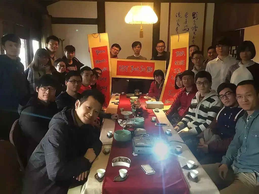 （清羽和团队成员们，拉横幅者为清羽）