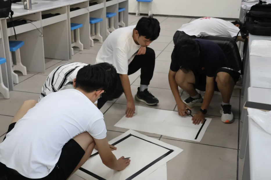 ▲ 图3.4 支队员在设计、绘制赛道